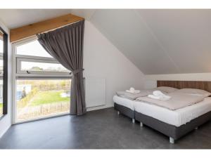 Postel nebo postele na pokoji v ubytování Holiday Home in Renesse near the Beach