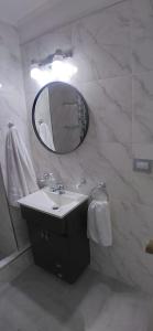 y baño con lavabo y espejo. en Amplio y luminoso departamento en Barrancas de Belgrano en Buenos Aires