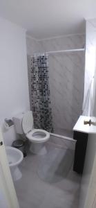 a white bathroom with a toilet and a shower at Amplio y luminoso departamento en Barrancas de Belgrano in Buenos Aires