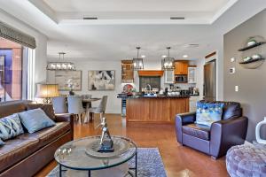 The Versailles by Samsara Resort Top Luxury Top View 1300SQF 2BEDROOM 2BATHROM的厨房或小厨房