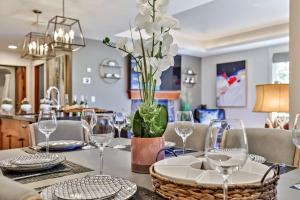 The Versailles by Samsara Resort Top Luxury Top View 1300SQF 2BEDROOM 2BATHROM的休息区