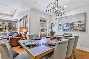 The Versailles by Samsara Resort Top Luxury Top View 1300SQF 2BEDROOM 2BATHROM的休息区