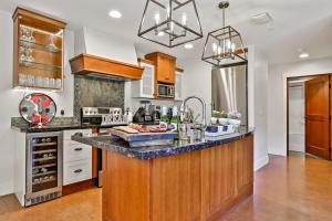 The Versailles by Samsara Resort Top Luxury Top View 1300SQF 2BEDROOM 2BATHROM的厨房或小厨房