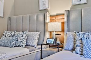 Habitación con 2 camas con almohadas y mesa. en The Versailles by Samsara Resort Top Luxury Top View 1300SQF 2BEDROOM 2BATHROM en Canmore