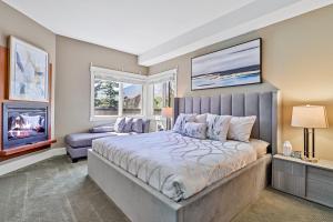 1 dormitorio con 1 cama grande y TV en The Versailles by Samsara Resort Top Luxury Top View 1300SQF 2BEDROOM 2BATHROM en Canmore