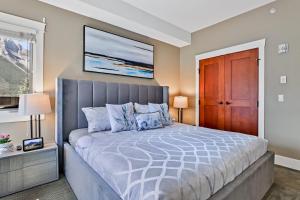 The Versailles by Samsara Resort Top Luxury Top View 1300SQF 2BEDROOM 2BATHROM客房内的一张或多张床位