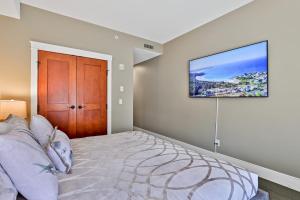 The Versailles by Samsara Resort Top Luxury Top View 1300SQF 2BEDROOM 2BATHROM客房内的一张或多张床位
