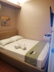 馬尼拉的住宿－ANNELENA INN，房间里有两张遥控器的床位