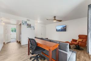 Posezení v ubytování Coolidge 3bd 2ba upgraded apartment with amenities