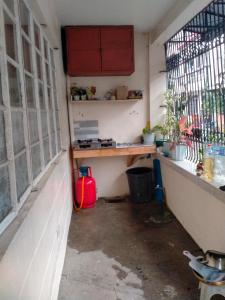 Zimmer mit einer Theke und einem Tisch in einem Gebäude in der Unterkunft S&S Transient House-San Isidro Cabuyao in Cabuyao