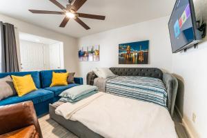 Μια τηλεόραση ή/και κέντρο ψυχαγωγίας στο Modern Casa Grande Paradise heated pool condo NO PETS ALLOWED