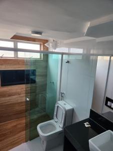 La salle de bains est pourvue de toilettes et d'un lavabo. dans l'établissement Araras Apart Service Caldas Novas, à Caldas Novas