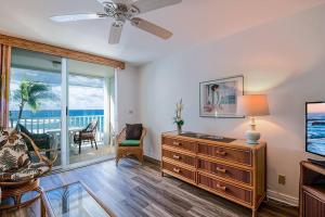 カイルア・コナにあるWonderful Modern Oceanfront Condo - Hale Kona Kai 408 by Casago Konaのリビングルーム(天井ファン、ドレッサー付)
