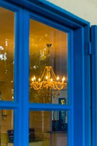 a reflection of a chandelier in a window at Stallage Hotel in São Pedro