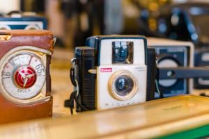 a miniature camera sitting on top of a table at Stallage Hotel in São Pedro