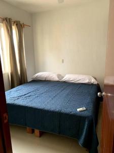 1 dormitorio con 1 cama con edredón azul en Casa M, en Bucerías
