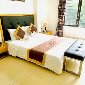 sypialnia z dużym łóżkiem i oknem w obiekcie Hoàng Gia Hotel w mieście Hanoi