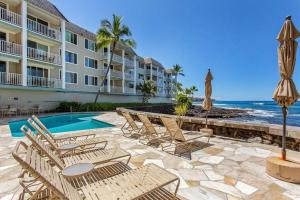カイルア・コナにあるOceanfront Condo Stunning Views and Pool - Hale Kona Kai 407 by Casago Konaのリゾート(椅子、スイミングプール、海付)