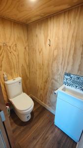 een kleine badkamer met een toilet en een wastafel bij Spectacular Moana Views in Riverton