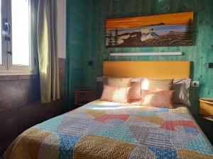 una camera con un letto con una trapunta colorata di Cliff House Gran Canaria a Gáldar