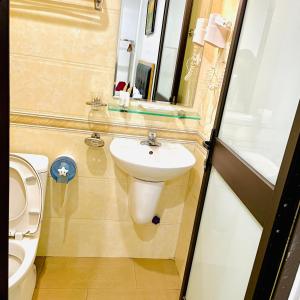 Hoàng Gia Hotel في هانوي: حمام مع حوض ومرحاض
