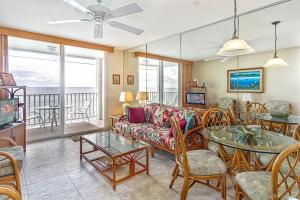 カイルア・コナにあるTrue and Absolute Oceanfront Condo Breathtaking Views From The Lanai - Hale Kona Kai 402 by Casago Konaのソファとテーブルのあるリビングルーム
