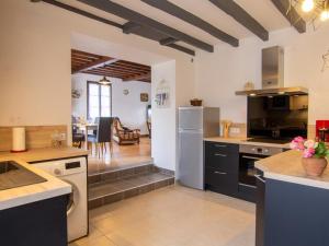 Maison confortable, charmante, jardin clos, proximité sites historiques - FR-1-616-177 في Saint-Front-la-Rivière: مطبخ كبير مع غرفة طعام في الخلفية