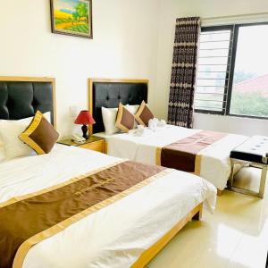 Postel nebo postele na pokoji v ubytování Hoàng Gia Hotel + 9 fotografií