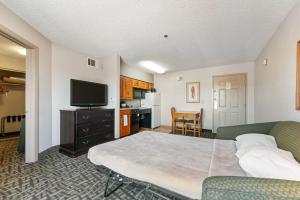 Μια τηλεόραση ή/και κέντρο ψυχαγωγίας στο Metro Scottsdale Apartments 1 bd