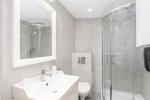 Kúpeľňa v ubytovaní UROCZY ZAKĄTEK - Apartamenty z własnymi tarasami i grillem w centrum Zatora, blisko Energylandii