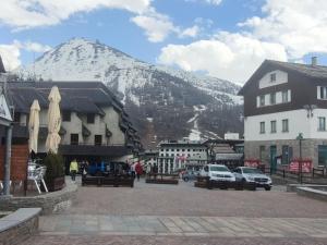 une montagne enneigée au fond d'une ville dans l'établissement Alpine Escape with Charm, à Sestrières