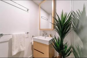 Koupelna v ubytování Modern Compact Studio Separate Bathroom + 21 fotografií