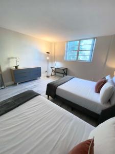 Una habitación de hotel con dos camas y una ventana. en Oversized 2-Bedroom on the Ocean, en Hollywood
