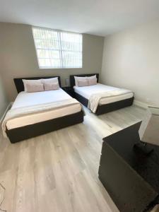 Una habitación con dos camas y una mesa dentro. en Oversized 2-Bedroom on the Ocean, en Hollywood 17 fotos más