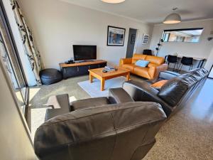 ein Wohnzimmer mit einem Sofa und einem Tisch in der Unterkunft Gorgeous in the Glen in Kennington