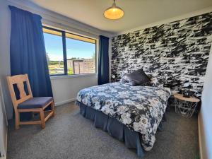 1 dormitorio con cama y pared de piedra en Gorgeous in the Glen, en Kennington
