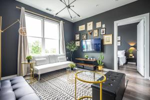 a living room with a couch and a tv at Downtown New-Built Roof-top balcony City View 525Pkwy419 in Atlanta