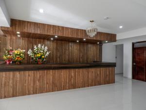 una hall con una parete in legno e fiori di Hotel Cumbre Real Airport - Arequipa ad Arequipa