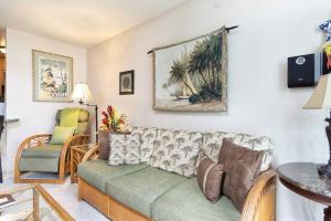 Posezení v ubytování Ocean & Lagoon View Condo! - Hale Kona Kai 309 by Casago Kona