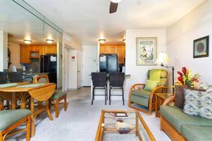Posezení v ubytování Ocean & Lagoon View Condo! - Hale Kona Kai 309 by Casago Kona
