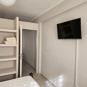 Habitación con TV en la pared y cama en La constancia en La Plata