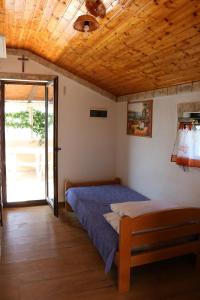 Ένα ή περισσότερα κρεβάτια σε δωμάτιο στο Seaside family friendly house with a swimming pool Cove Ladjin - Landjin, Pasman - 20394