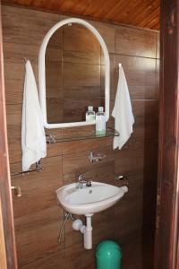 Ένα μπάνιο στο Seaside family friendly house with a swimming pool Cove Ladjin - Landjin, Pasman - 20394