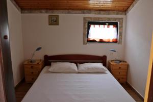 Ένα ή περισσότερα κρεβάτια σε δωμάτιο στο Seaside family friendly house with a swimming pool Cove Ladjin - Landjin, Pasman - 20394 +11 φωτογραφίες