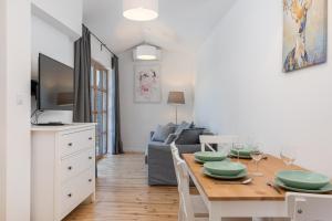 Televízia a/alebo spoločenská miestnosť v ubytovaní UROCZY ZAKĄTEK - Apartamenty z własnymi tarasami i grillem w centrum Zatora, blisko Energylandii