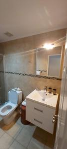 La salle de bains est pourvue de toilettes et d'un lavabo. dans l'établissement luxurious house with private pool in tierra del sol Resort&Golf, à Palm-Eagle Beach
