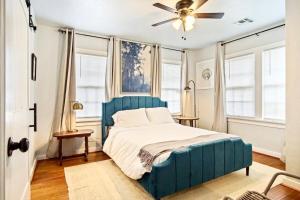 um quarto com uma cama azul e uma ventoinha de tecto em Chic 3br Haven-fully Furnishedprivate Carpot Cs1 em Oklahoma City