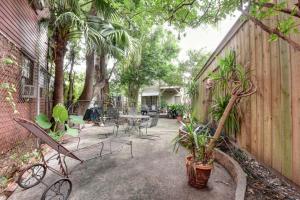 un patio con mesa, sillas y plantas en Step into the French Quarter en Nueva Orleans
