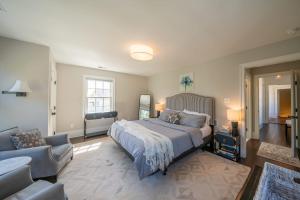 um quarto com uma cama grande e um sofá em The Walton House - historic 3bd 2 5ba with parking em Kennett Square