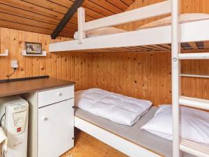 Двухъярусная кровать или двухъярусные кровати в номере Holiday home Stubbekøbing III